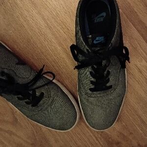 Nike Men’s Grey and Black Low-Top Sneakers